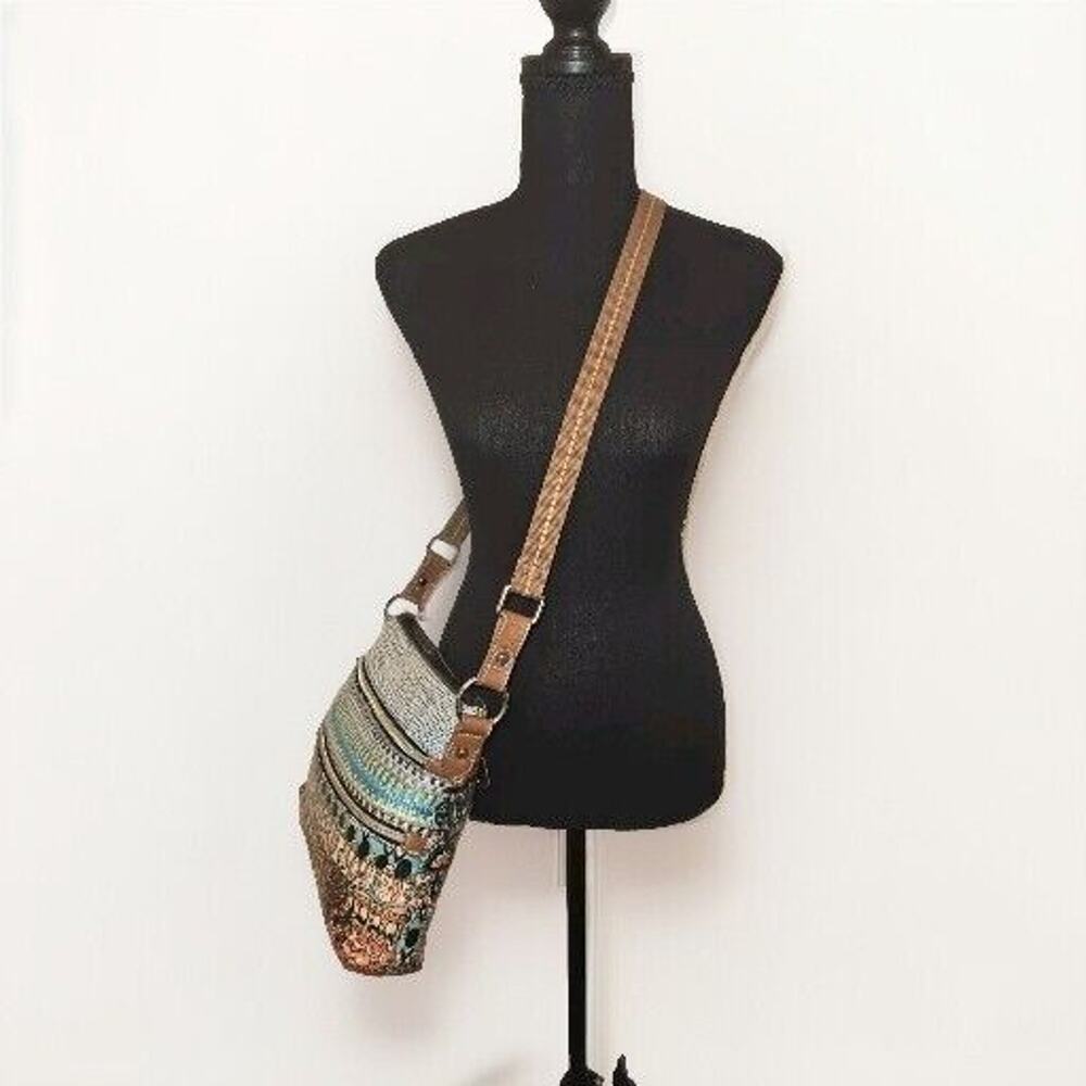 SAKROOTS Printed Triple Zip Crossbody Blue Multi 12x9.5x2 - Picture 2 of 10